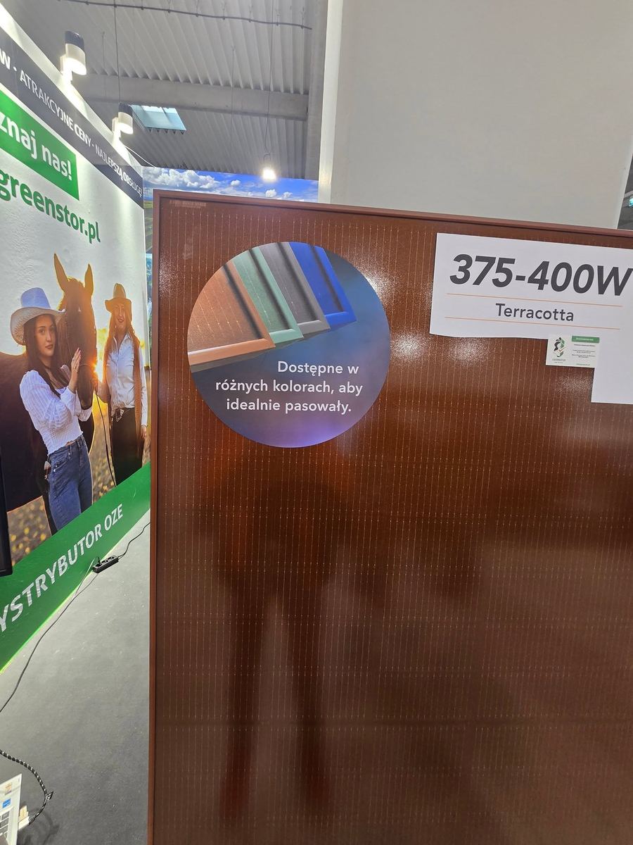 Panel fotowoltaiczny w kolorze terakoty na targach branżowych